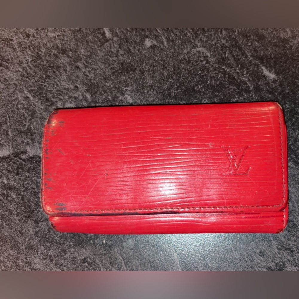 Authentic Louis Vuitton Vibrant Red Key houlder: project piece